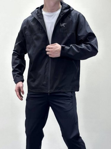 200 始祖鸟秋季新款户外防风防水带帽冲锋衣户外服！！ 性价比超高的一款冲锋衣 专业工厂生产，细节感满满。 面料是100%聚酯纤维，有一定厚度， 防滑耐磨，表面