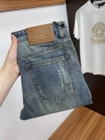 迪奥 25春夏新品 直筒微阔版原单男士水洗牛仔裤纯血统品 每季必出的类型，无需质疑的热卖王牌单品，符合四季最佳的搭配色号 整体的风格延续了Slp的基调，通体融入