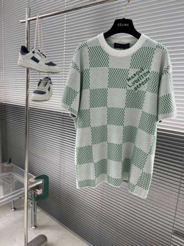 驴牌 25Ss新款T恤衫以动感视角解读经典 Damier 图案，再为胸前巧妙融入 Marque L. Vuitton DéPoséE 标识。可搭配各式长裤打造春