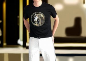 P150 H*Rmes 爱马仕2025春夏新款原单男士圆领短袖T恤 高端定制 时尚百搭 柜台同步售卖 烫印澳钻Logo图案设计 客供定制进口天丝液氨棉面料，穿着