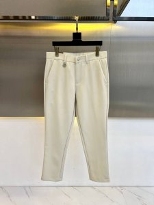 Gucc古驰 25春夏新品商务休闲九分裤西裤 精仿面料黄金比例的材质混纺 面料高密且精细 质地挺阔细腻 具备良好的免烫抗皱特性 高贵的感受上手便一目了然 腰间织