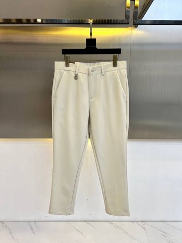 Gucc古驰 25春夏新品商务休闲九分裤西裤 精仿面料黄金比例的材质混纺 面料高密且精细 质地挺阔细腻 具备良好的免烫抗皱特性 高贵的感受上手便一目了然 腰间织