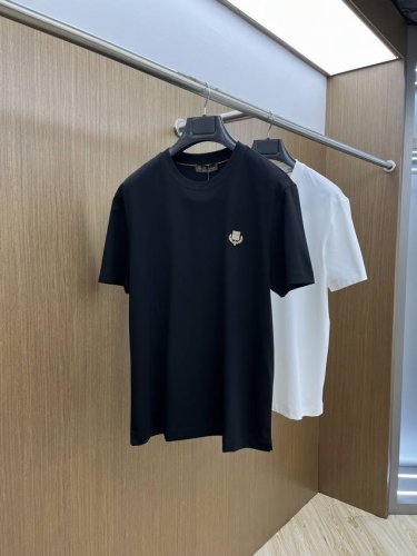 Lp 独家首发 25早春新款短袖 男士日常出门闭眼搭 高级定制面料短袖T恤 魅力在于创造了简约奢华感的时尚,随意搭配感受英式风格独特气质. 宽松的版型展现出休闲
