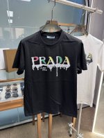 p家 2025春夏新款首发专柜最新款短袖圆领T恤 高端订制 设计前卫时尚！品牌Logo重工艺设计 高端定制丝光长绒棉面料.手感柔软.穿着舒适.专柜级别精致车线.