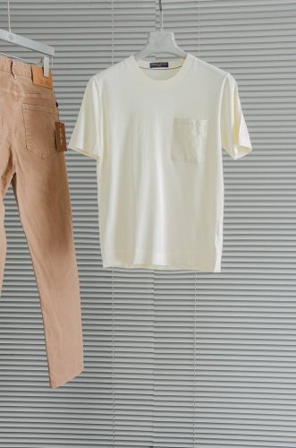 Lv 25Ss春夏新品 男士针织翻领短袖衫！采用纤维超细与高弹的伊力特纱线织造而成，质感与纹理都是超级的柔和，非常的轻薄柔软，手感极其的细腻丝滑，纱线越细做工就