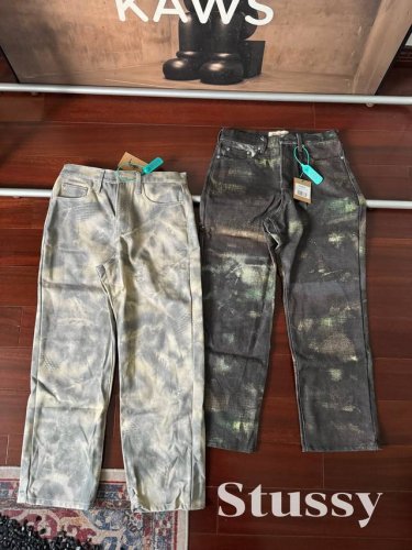 Stussy Fw24 Big Ol‘ Jean Stenpat Camo 口袋宽松徽标印花休闲牛仔裤 男女同款 独创迷彩纹路 融合混凝土裂痕与丛林苔藓的Dna