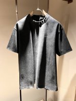 Juun.J2025春夏全新系列单品上线，非常时髦前卫的一款男女同款短袖T恤，标识Logo图案压胶修饰！区别于以往的不同，宣示品牌传承多年的设计理念！其吸睛度完