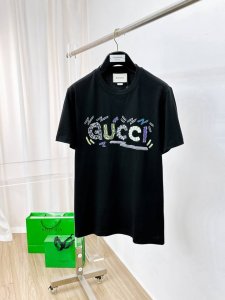 古奇 2025早春手绘新款男女同款工艺精湛短袖T恤，！定制专属纯棉面料，定制原版工艺螺纹，胸前重工字母Logo工艺设计！简约大方，从容百搭，档次极高，完美融入时