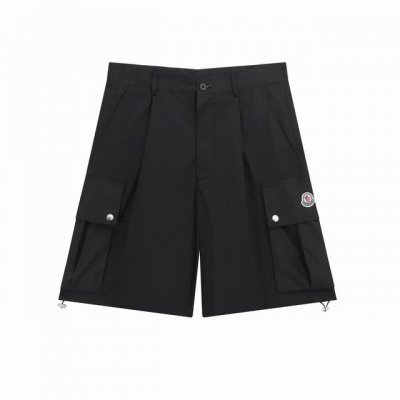 新款Moncler 25Ss 男士直筒工装短裤 这款短裤采用舒适的府绸面料制成 搭配功能性尼龙工装口袋 直筒廓形设计 裤脚可调节 抽绳腰部 原版开模吊钟 原版开