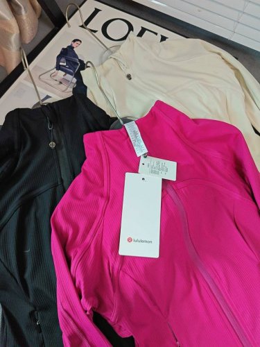 细节图 Lulu螺纹短款上衣瑜伽外套 最期待的Lululemon树莓色他来了 对于Lululemon家来说 比起瑜伽裤，我一直比较心心念他家上衣尤其这个被夸爆了