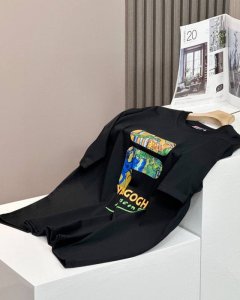 90 【Fila斐乐×梵高油画系列印花休闲宽松情侣款 短袖T恤】 款号：C131 颜色: 黑色 白色 细节版本一比一复刻 重磅专柜最新款！走一波！绝对私房牛货！