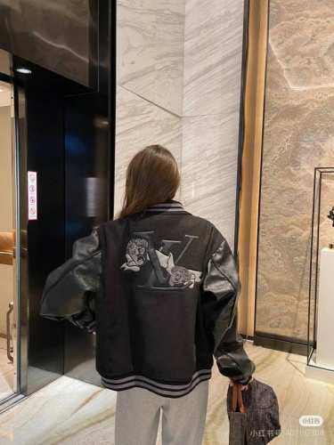 模特图！ 供290 Louisvuitton 路易威登 Lv拼接Monogram棒球服外套 更新速度不输快时尚品牌。这件全黑棒球服第一眼看上去不出彩，全黑的设计