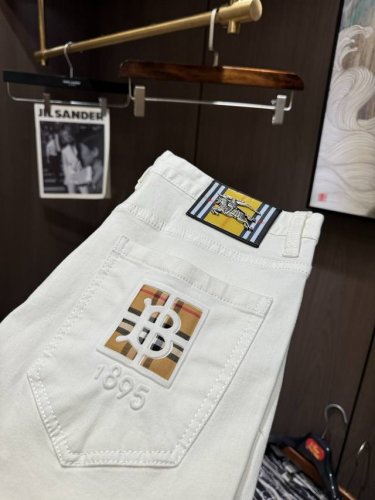 Bur25S春夏男士直筒牛仔裤.......棉质牛仔面料打造 质地柔软又不失筋骨，手感干爽有韧性 经典的标志性浮雕徽标，灵魂般的点缀 各项指标皆为上品，自然带来
