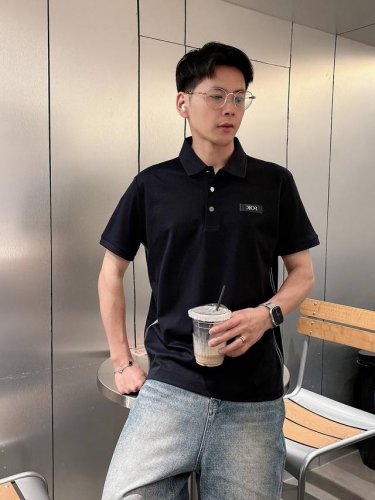迪奥 高端货商务 白领 单位人士必入单品！ 休闲商务翻领短袖，科技面料，体感非常棒，手感顺滑质感很棒！弹性好，无任何束缚感，面料自带透气网孔，吸湿排汗，速干保持