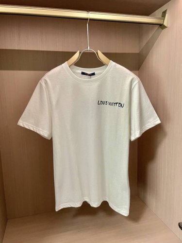 Lv 官网同款 官网同款 官网同款 重磅推荐！2025Ss夏装新品 专柜在售 最新系列图案Logo短袖T恤 必须人手一件的节奏！进口顶极丝光面料，极为亲肤舒适