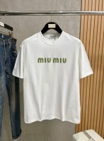 Ssmiumiu家纯棉最新面料经典标识图案Logo时尚简约潮流短袖，最顶级的品质专柜原单短袖，顶级制作工艺进口面料，专柜款独特设计，采用进口高端订制面料。官网在