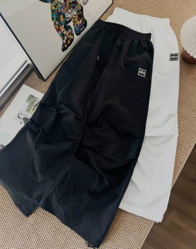 品名：Alo 立体硅胶防晒工装速腿休闲裤 尺码：M.L 颜色：白色 黑色 拿捏松弛感，这套穿搭太绝！谁能拒绝，短款白T干净利落，露出钎细腰线，搭配黑色宽松的阔腿