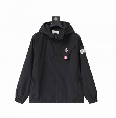 蒙口 高品质秋新款夹克外套，秀场新品品相非常完美，记忆面料舒适保暖，三标齐全，色泽饱满诱人，非常出彩的设计，轻松将时髦感进阶，做工极为考究严谨，走线工整细致！大