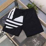款号：Zz9900 2025新款Adidas阿迪达斯三叶草刺绣字母Logo图案印花休闲情侣速干短裤五分裤，经典黑白色调交织，碰撞出独特时尚火花。这条短裤以黑色为