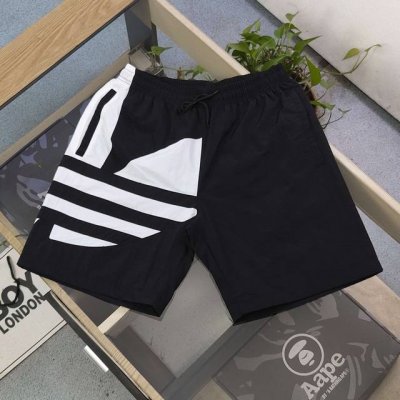 款号：Zz9900 2025新款Adidas阿迪达斯三叶草刺绣字母Logo图案印花休闲情侣速干短裤五分裤，经典黑白色调交织，碰撞出独特时尚火花。这条短裤以黑色为