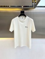 Gucc古驰、2025春夏新品发售新品短袖T恤。采用进口丝光欧棉面料，温儒柔软 细腻柔软 上身自然是舒适 凉爽，胸前线绣Logo图案撞色时尚立体。颜色十分清晰，
