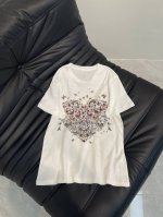 Dior *2025 强烈推荐 这款T 恤以优雅Dior*美学为灵感、 饰以蝴蝶昆虫爱心刺绣，圆领设计，是各季节造型的理想搭配之选，亦可搭配配套短裤，令造型更加