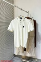 L516 Mo 蒙口 25早春夏新款三色饰边Lo短袖，这款Lo衫采用高端棉质珠地面料制成，是适合各种季节的隽永设计单品。经典款式，以三色细节点缀袖口和领边，胸前