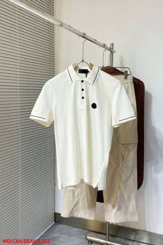 L516 Mo 蒙口 25早春夏新款三色饰边Lo短袖，这款Lo衫采用高端棉质珠地面料制成，是适合各种季节的隽永设计单品。经典款式，以三色细节点缀袖口和领边，胸前