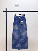 ch-Y， ,小香新款羽毛水钻擦色阔腿牛仔裤 进口牛仔棉材质，面料柔软舒适 透气性好，反复酵素水洗工艺处理，不易染色脱色 腰胯和大腿均模拟呈现出均匀擦色染白效果