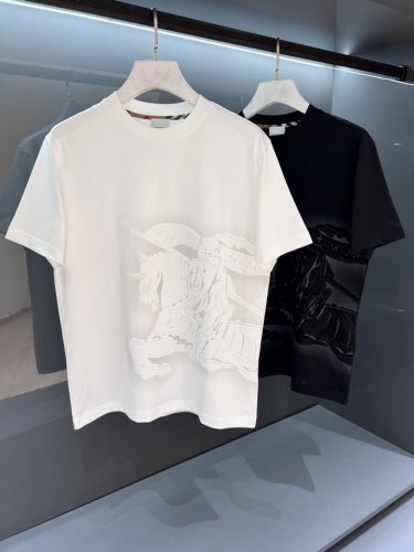 新品 战马经典短袖T恤 来自老牌贸易渠道货品,工艺程度就能说明一切的与众不同. 2025Ssbur*Erry 男士圆领时尚标运动短袖T恤 独有的简约时尚感从不落