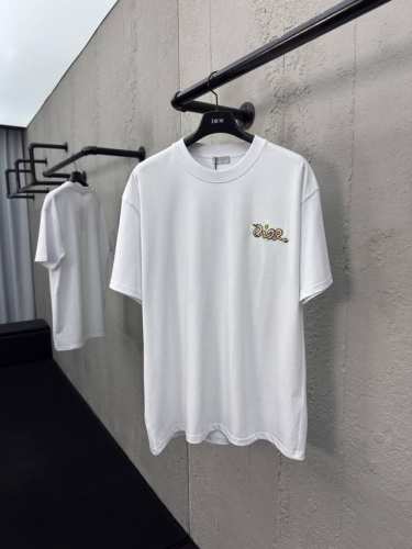 Dior 蛇形刺绣短袖 工艺说明：采用21S双纱全棉平纹布，克重320G，配套21双纱精棉1*1横版机织造螺纹，购入Y版打Ab色分析染料配比，订染大货面料螺纹颜