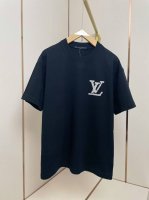 lv2025新款重工珍珠T恤 超美的珍珠 立体饱满高级 背后字母设计很吸睛 精致又有格调 瞬间让基础款变得时髦起来 肩部通肩压条 280克纯棉面料舒适透气 黑白