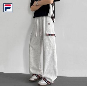 上新 P130【 Fila斐乐 2025春秋高品质立体宽松直筒休闲裤】 ◆采用健康舒适免烫面料，立体裁剪，宽松休闲版型，上身潮流有型，重工制作，手感柔软，不掉色
