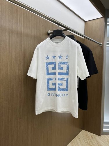 新款 Gvc 高端定制 2025春夏新款首发专柜最新款短袖圆领T恤 高端订制 设计前卫时尚 品牌Logo重工艺设计 高端定制丝光云朵棉面料.手感柔软.穿着舒适.