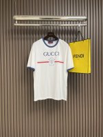 P210Gucci 织带印花短袖T恤，采用24支的特纺紧密棉纱线织造而成，织造工艺要求较高，需要使用先进的织机和高品质的原材料。微发泡叠加多层套印，模仿手工刺绣