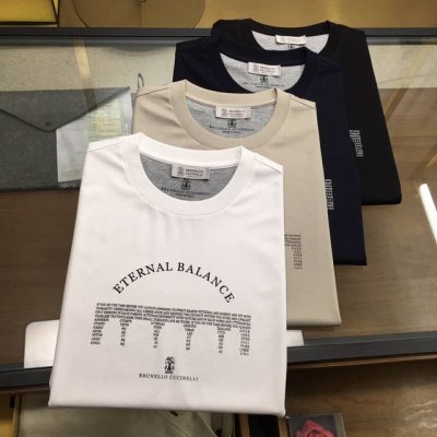 专柜新品 Bc 2025专柜新品强烈推荐！专柜经典款 精美Logo标志圆领短袖T恤 经典百搭款 简约标志刺绣的设计 合体的版型 领口微微贴合颈部 上身挺拔而更具