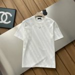 专柜还原顶级复刻版 prada 普拉达2025Ss春夏新款三角唛磨破贴布刺绣Logo 圆领短袖T恤男女同款 本款T恤采用全棉26支单纱打造，成衣洗水定型，再磨破