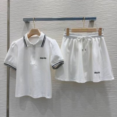Miu Mi* 2025Ss新款套装 又一款时尚达人的心头好！细节精致 每一件到手都是惊喜满溢 高级时装工艺 版型绝绝子 不挑身材 实用百搭 舒适与功能相结合，