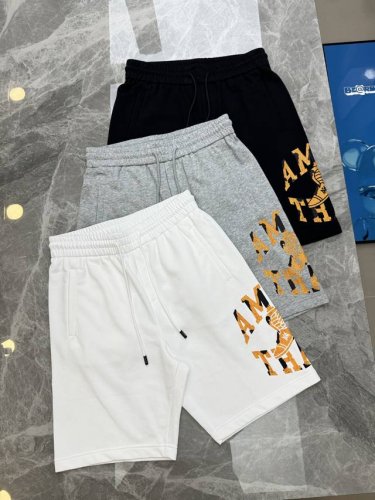 Amiri*2025S春夏五分短裤.男女同款.新款两侧无缝工艺.采用撞色3D印花工艺 经典品牌标识.触摸手感细腻 极具立体感 触感肌理效果 效果极佳 面料32支