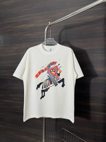 款号：He215 Burberry-巴宝莉胸前彩绘战马印花短袖 面料采用280克双股双纱纯棉面料，手感舒适柔软，上身舒适透气，领口采用同缸同色罗纹，不紧绷，不变