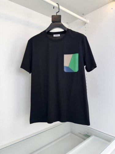 罗*威L**We 2025春夏 几何拼皮圆领短袖T 恤 如果问那家的Logo 最好看 绝对是它家！几何拼皮结合刺绣Logo点缀 时尚而显亮点 合体的剪裁 领口微