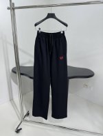 *新品Laurel Classic Baggy运动长裤 洗水黑色平纹针织面料 正面饰以Laurel Classic艺术作品刺绣 水洗褪色效果 可调节抽绳弹力腰头