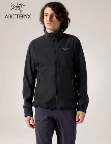 模特图# 刺绣款 Arc'teryx 始祖鸟春季户外徒步运动防风防泼水梭织立领轻量外套 采用防风面料和防水处理，能够有效抵御寒风，适合多变的气候条件。 梭织面料