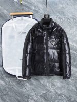 P590 普拉达 三标齐全 2025Ss冬季新款亮面羽绒服外套，秀场新品品相非常完美，舒适保暖，色泽饱满诱人，非常出彩的设计，轻松将时髦感进阶，做工极为考究严谨