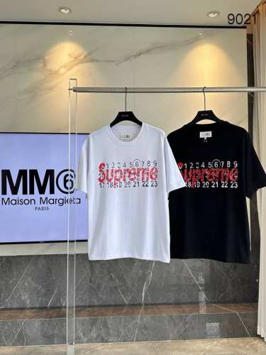 P140 款号： 码数: S. M. L．Xl. 颜色：黑色． 白色． 春夏联名系列 男女印花T恤 Supreme 本月迎来与 Maison Margiela