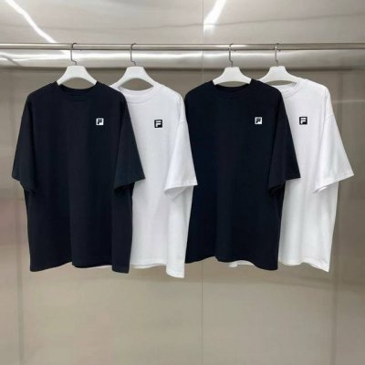一包 一包两件 Fila斐乐 胸前立体硅胶小Logo休闲情侣款短袖T恤 白色 黑色 S-2Xl 最大可穿225斤左右 300G双纱精梳紧密赛络纺重磅纯棉 走线均