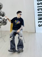 普拉达 新款字母印花双层重工短袖T桖 字母图案不管是T桖还是卫衣都是每年的爆款单品 前幅大面积印花采用大康丽数码印花机直喷 成本极高 经过多次的调试打版图案色差