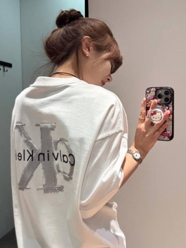 高品质！Ck Calvin Klein25新款浮雕情侣款短袖T！宽松版型！ 采用320克精梳纯棉面料！无敌质感！ 前片同色绣花小标 后背浮雕Ck字母+幻影灰覆盖
