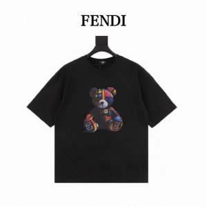 Fendi 芬迪 彩色熊短袖T恤 面料采用2110克重精梳棉，定制32支1*1螺纹，成衣两遍水洗处理，面料舒适亲肤无异感，定制定染面料，纺织密度高，垂感佳，不易