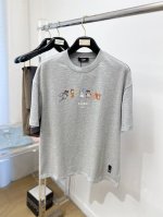 芬迪、2025最新款短袖T恤，帅气时尚，胸前顶级印花印胶字母图案Logo，简约百搭款。面料棉 不仅挺括，保持潮流的廓形，又穿着舒适，纱织更细腻，码数 S-Xl